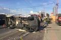 V Bratislave sa zrazil autobus so sanitkou: Na mieste zasahovalo 13 hasičov, už hlásia zranených!