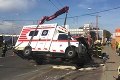 V Bratislave sa zrazil autobus so sanitkou: Na mieste zasahovalo 13 hasičov, už hlásia zranených!