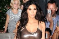 Kardashianka pútala pohľady v šialenom outfite: Kim, čo si nešla von rovno hore bez?!