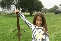 Matilda (7) sa kúpala v jazere opradenom legendami: Na dne objavila predmet, ktorý hľadajú stovky rokov!
