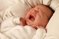 Lekári poslali domov osemtýždňové bábätko s horúčkou: O niekoľko hodín bolo mŕtve!