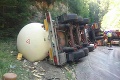 V Turci havarovala cisterna: Maďarský vodič skončil v nemocnici, cestu uzavreli!