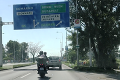 Dvaja chlapi sa v Bratislave premávali na motorke: Policajti uvideli hlavu spolujazdca, už mu idú po krku!
