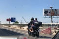 Dvaja chlapi sa v Bratislave premávali na motorke: Policajti uvideli hlavu spolujazdca, už mu idú po krku!