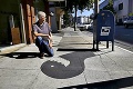 Americký street art umelec vie, ako pobaviť ľudí: Chodníkom dodáva falošné tiene