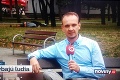 Nečakane pikantná reportáž v správach TV JOJ: Kým redaktor sedel na lavičke, za jeho chrbtom sa diali veci!