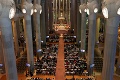 Sagrada Familia sa ponorila do ticha: Španieli si omšou pripomenuli obete teroristických útokov