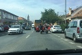 Čitateľ nakrútil dvoch motorkárov, ako sa počas jazdy držia za ruky: Dôvod vás dorazí viac ako ďalšie FOTKY!