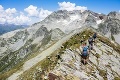 Skupinu výletníkov zasiahli v Alpách kamene: Šesť ľudí je zranených