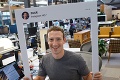 Zuckerberg fotografiou na Facebooku prezradil viac, ako chcel: Užívatelia si to hneď všimli! Čo to má na počítači?