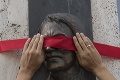 Sochám v Bratislave previazali oči červenou stuhou: Majú pripomenúť zásadnú vec