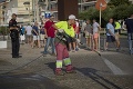 Barcelona sa prebudila do smutného dňa: Ľudia si uctievajú obete, bulvár Las Ramblas opäť otvorili