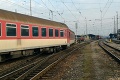 Cestujúci sa nestačili diviť: Pri Žarnovici sa odpojil rušeň od súpravy, vlaková doprava bola prerušená!