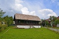 Trochu je prehnitá aj strecha zateká, a predsa sa predala za 24 000 €: Rozprávková drevenica v Hriňovej!