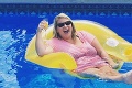 Fotka ženy v bazéne sa stala hitom internetu: Keď zistíte, čo sa deje za ňou, smiechu sa nezdržíte!