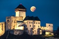 Všetky oči na ňom! Takýto fotogenický Mesiac už dávno nebol: Záber z Trenčína vás dostane!