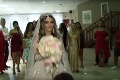 Nečakaný zvrat na rómskej svadbe v Dubnici: Všímajte si dievča v zlatom, o chvíľu úsmev vystrieda plač!