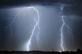 Slováci, pripravte sa na šialené počasie: V týchto okresoch hrozia silné búrky a krupobitie!