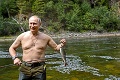 Ruský prezident odhodil tričko a šiel na lov: Pozrite, čo drží v ruke!