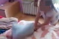 Malá Češka vo VIDEU mláti bejzbalkou do vankúša: To najhoršie príde, keď prehovorí muž za kamerou!