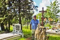 Unikátny hrob láka do obce turistov: Farár má namiesto pomníka skamenelinu!