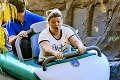 Z krásnej speváčky je bacuľka: Vypapaná Kelly Clarkson si užívala jazdu na horskej dráhe v Disneylande