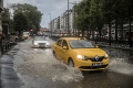 Istanbul zasiahla letná búrka: Okrem záplav a krupobitia došlo aj k výbuchu