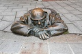 Bratislavský Čumil oslavuje 20 rokov: Toto ste o legendárnej soche určite nevedeli!