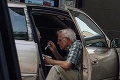Muž sedel v aute, vtom si všimol starčeka: Keď pochopil, čo robí, musel si ho odfotiť!