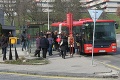 Študenti kydajú na bratislavskú MHD: Prídu na zastávku a... Táto FOTKA hovorí za všetko!
