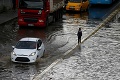 Istanbul postihli bleskové povodne: Silné búrky spôsobili dopravný chaos