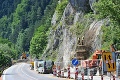 Frekventovanú cestu pod Strečnom uzavreli: Vodičov ohrozuje skalný blok