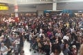 Chaos na londýnskom letisku: Stovky cestujúcich čakali na svoj let sedem hodín