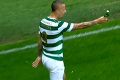 Futbalista Celticu naťahoval čas: Fanúšikovia po ňom začali hádzať sklenené fľaše!