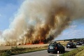 Požiar pri Topoľčiankach: Okoloidúcich vystrašil veľký dym, čo horelo v strede poľa?