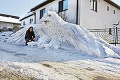 To, čoho sa chcú mnohí zbaviť, Vlado premenil na dielo: Zo snehu z dvora sa stala obľúbená atrakcia!