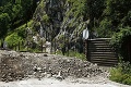 Frekventovanú cestu pod Strečnom uzavreli: Vodičov ohrozuje skalný blok