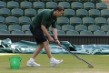 Makajú, keď ostatní ešte spinkajú: Aha, čím sa umýva tráva na Wimbledone!