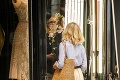 Seriálová Carrie Bradshaw späť v ulicach New Yorku: Z výstrednej módnej ikony je konzervatívna dáma