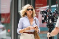 Seriálová Carrie Bradshaw späť v ulicach New Yorku: Z výstrednej módnej ikony je konzervatívna dáma