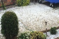 Bláznivé aprílové počasie: Dedinu na západe zasypali kusy ľadu!