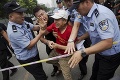Tragédia v Číne: Vodič zrazil chodcov, potom chcel spáchať samovraždu!
