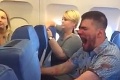 Cestujúci si zažili peklo: Keď zbadáte, čo v lietadle stváral tento muž, budete mať nervy aj za nich!