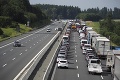 Zrážka autobusu s kamiónom neďaleko českých hraníc si vyžiadala najmenej 18 mŕtvych: Strašné foto z miesta nehody!