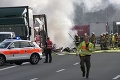 Zrážka autobusu s kamiónom neďaleko českých hraníc si vyžiadala najmenej 18 mŕtvych: Strašné foto z miesta nehody!