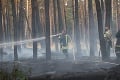 S požiarom na Záhorí bojovali hasiči viac ako deň: Od únavy padli do trávy pri ceste