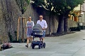 Šťastný otecko Mika dva týždne po narodení bábätka: Prvá prechádzka s priateľkou a dcérkou!