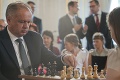 Prezidenta porazilo v šachu 10-ročné dievčatko: Jeho výraz tváre hovorí za všetko