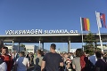 Toto na Slovensku ešte nebolo: Začal sa historicky prvý štrajk zamestnancov Volkswagenu!