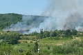 Požiar vinohradov v Bratislave: Veľký zásah hasičov, obyvateľov rodinných domov museli evakuovať